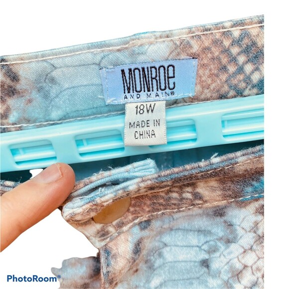 MONROE and MAIN Women's Size 18W Blue Ivory Snake Skin Printed Skinny Jeans - Picture 6 of 8